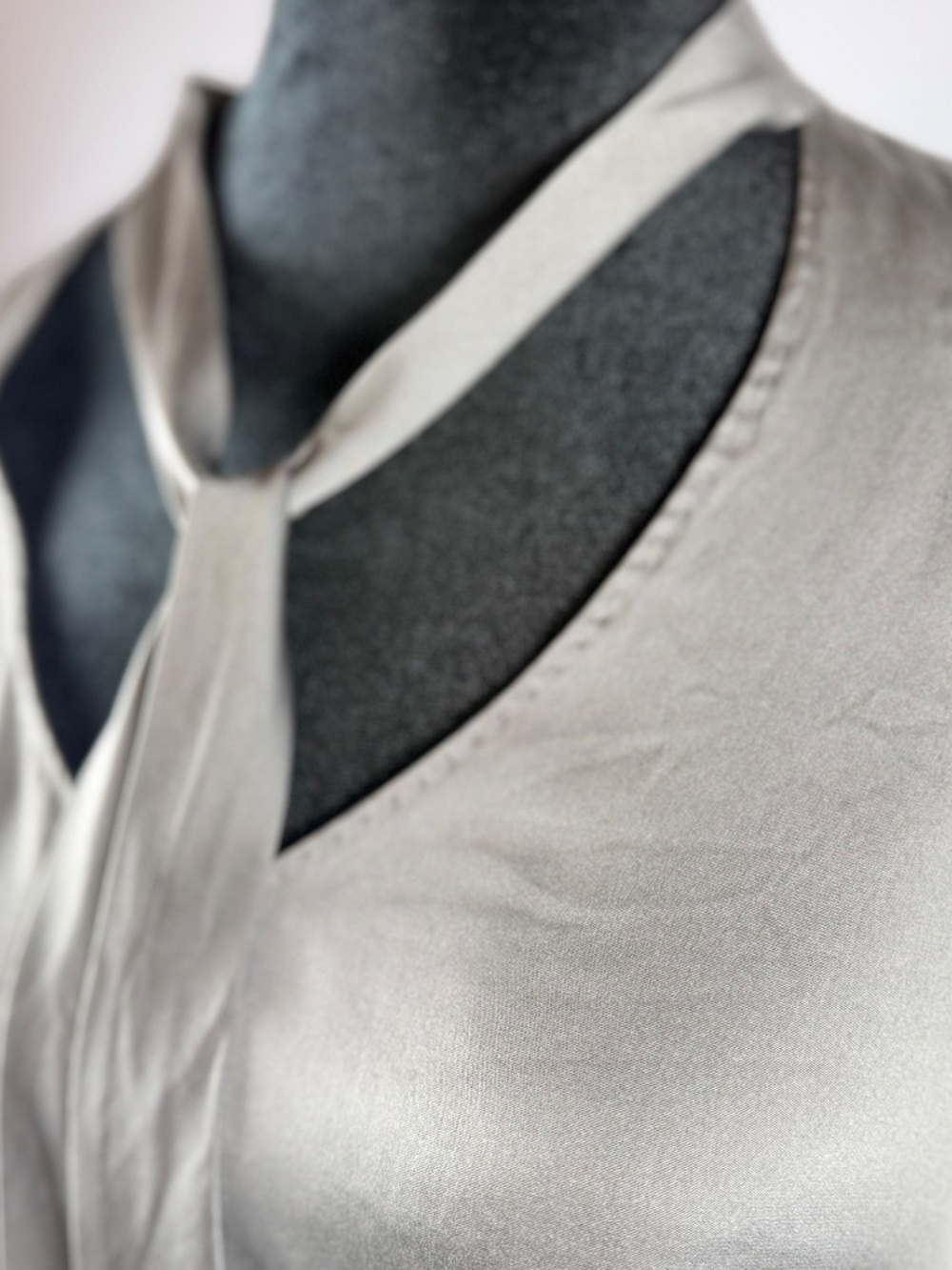 ELIE TAHARI designer dressy gray silk blouse, very classy, XL - Picture 6 of 10